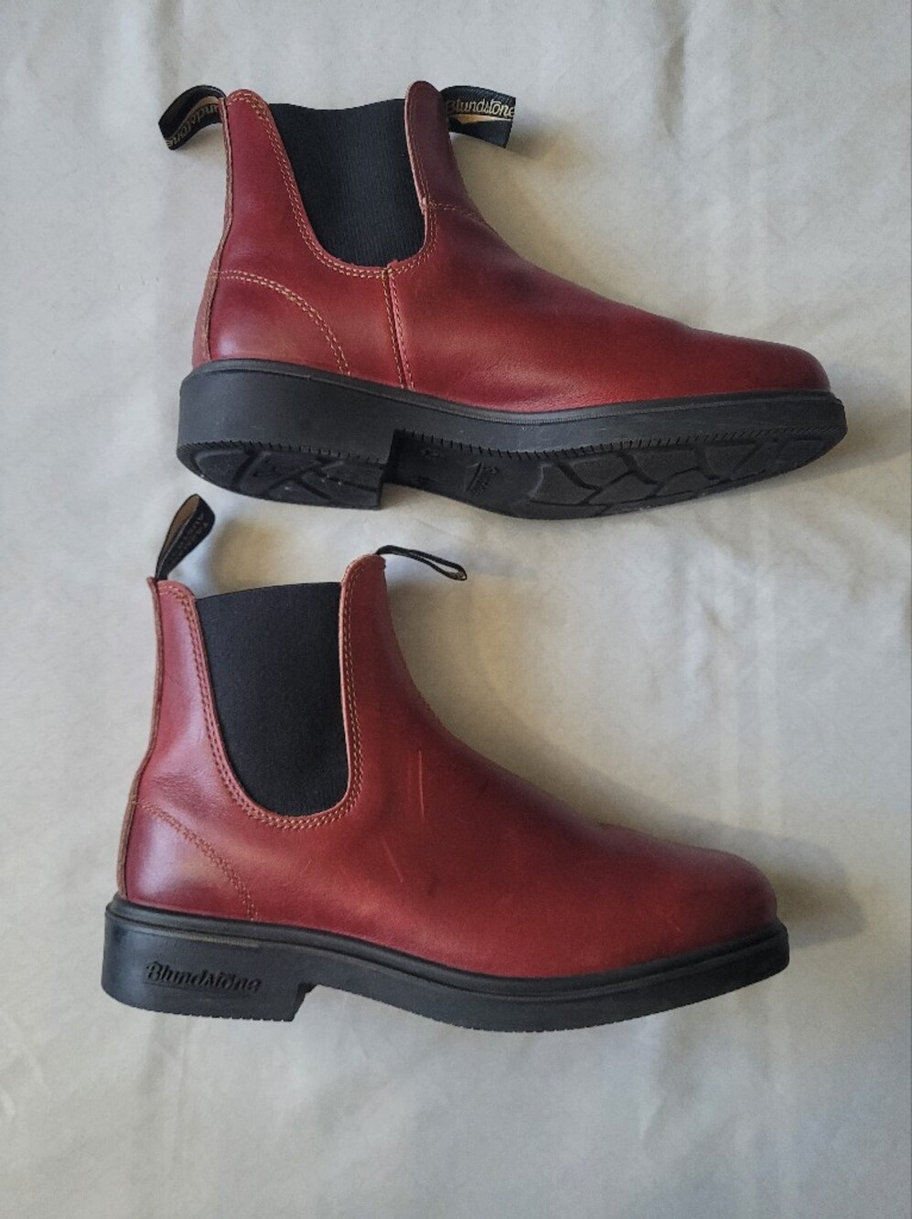 Blundstone Boots in Burgundy / Redwood Color